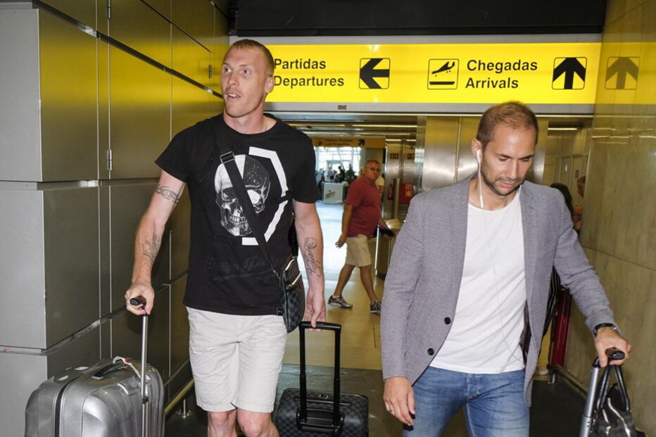 Jérémy Mathieu à chegada a Lisboa, onde vai jogar no Sporting