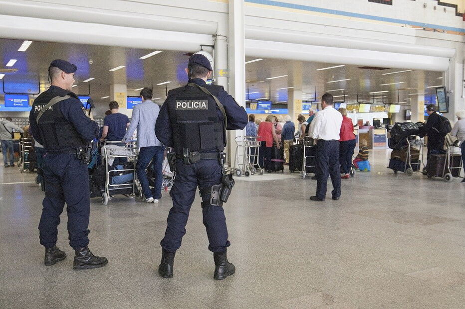 Agentes do Corpo de Intervenção da PSP estão a reforçar o patrulhamento nos aeroportos