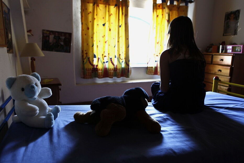 Num dos casos o homem dirigiu-se à casa de uma menina de 10 anos e, junto à janela do quarto da criança, baixou as calças e mostrou-lhe o órgão genital 