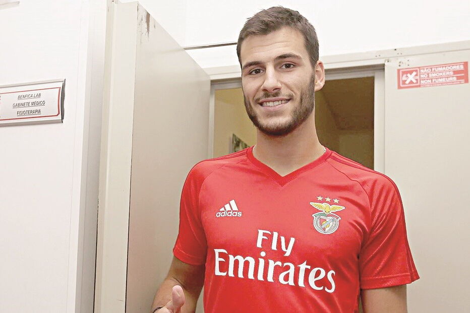 André Moreira assinou pelo Benfica, mas pode ser cedido por empréstimo