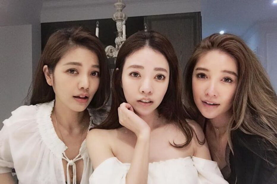 Sharon (à esq.), de 36 anos, a mãe (centro), de 63 e Lure Hsu, de 41