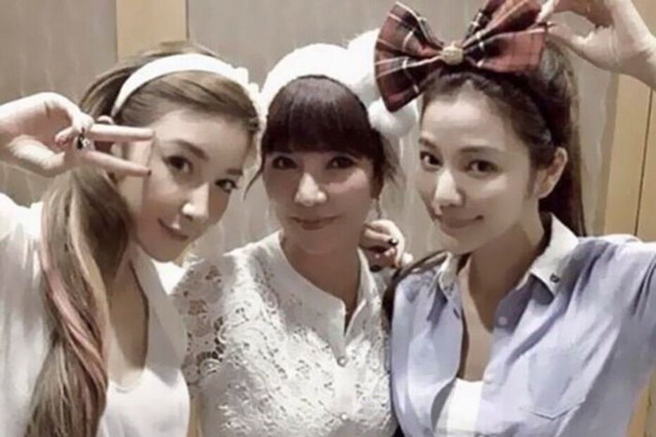 Lure Hsu (à esq.), de 41 anos, a mãe (centro), de 63 e Sharon, de 36