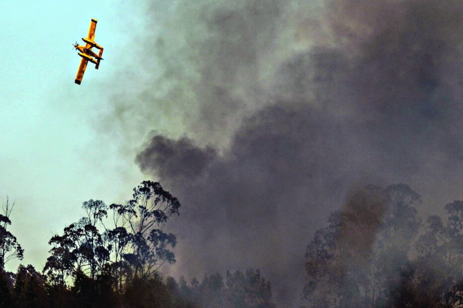 Foram mobilizadas duas dezenas de meios aéreos que ajudaram no combate aos fogos