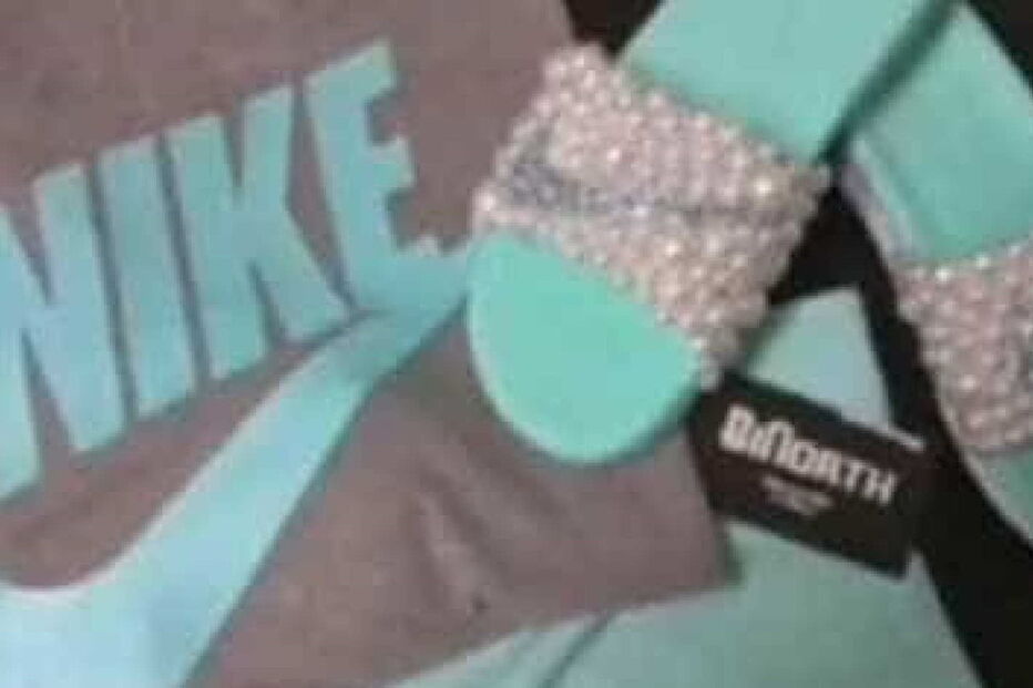 Estes chinelos são azuis e cinzentos ou azuis e cor de rosa?