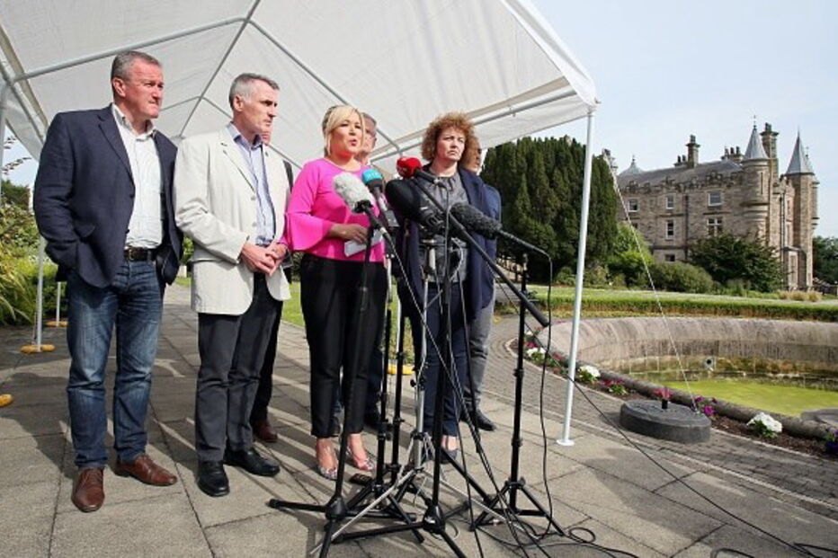 Membros do Sinn Fein falam aos jornalistas