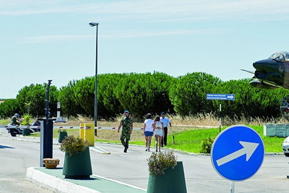 militares, fortuna, comida, corrupção, Monsanto, Estado-Maior da Força Aérea, Raúl Milhais de Carvalho, Alcides, Alfragide, Direção de Abastecimento e Transportes, País, Amadora, Unidade Nacional de Combate à Corrupção da PJ, DIAP, Lisboa, Estado, major-general, tenente-coronel, coronel, Polícia Judiciária Militar, Zeus