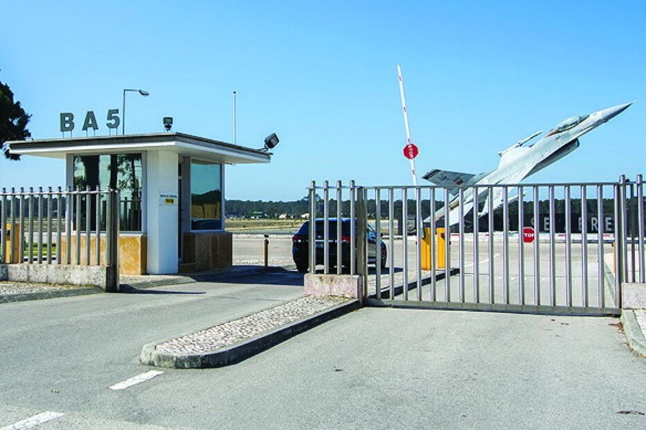 militares, fortuna, comida, corrupção, Monsanto, Estado-Maior da Força Aérea, Raúl Milhais de Carvalho, Alcides, Alfragide, Direção de Abastecimento e Transportes, País, Amadora, Unidade Nacional de Combate à Corrupção da PJ, DIAP, Lisboa, Estado, major-general, tenente-coronel, coronel, Polícia Judiciária Militar, Zeus