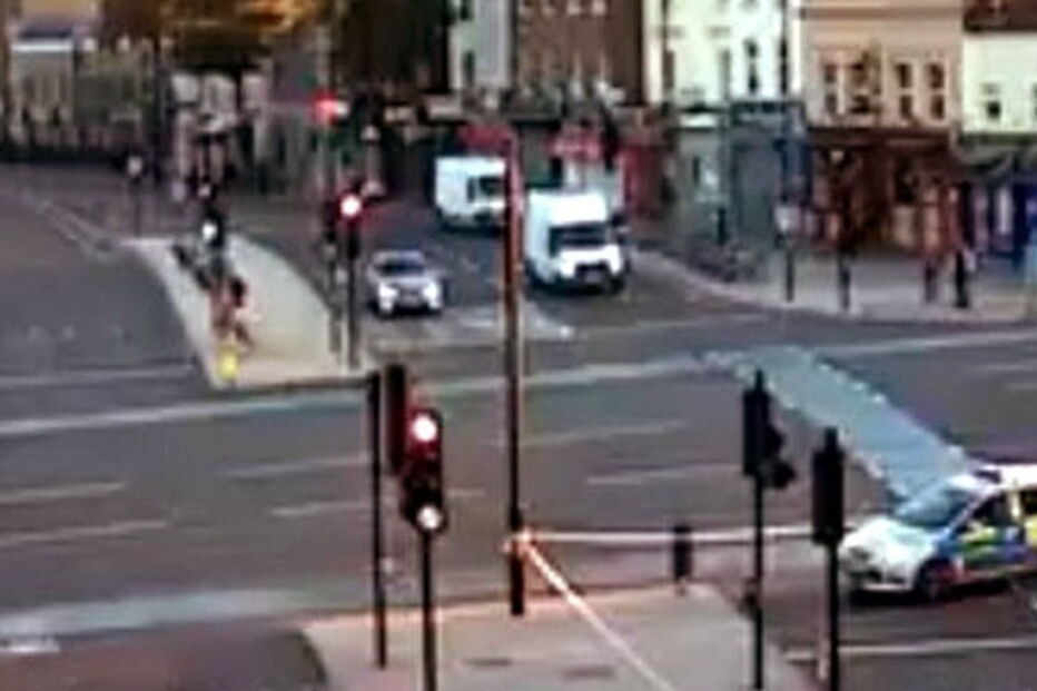 Burdett Road, ataque de ácido 