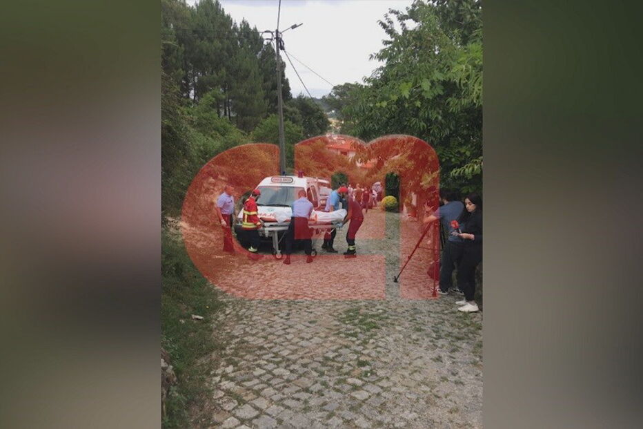 Momento da retirada do corpo do homicida, que se enforcou após matar a mulher