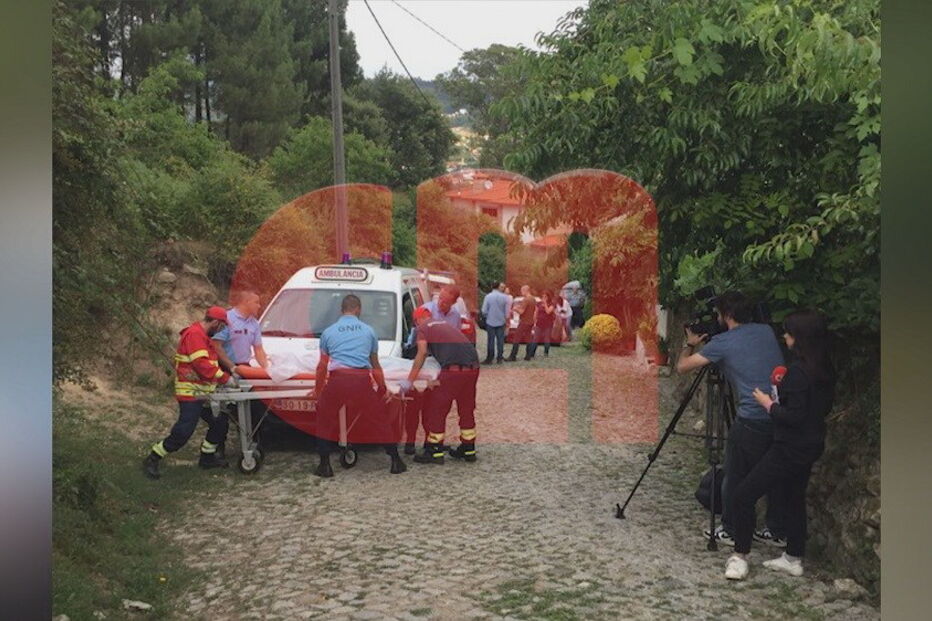 Momento da retirada do corpo do homicida, que se enforcou após matar a mulher