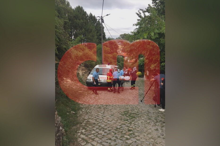 Momento da retirada do corpo do homicida, que se enforcou após matar a mulher