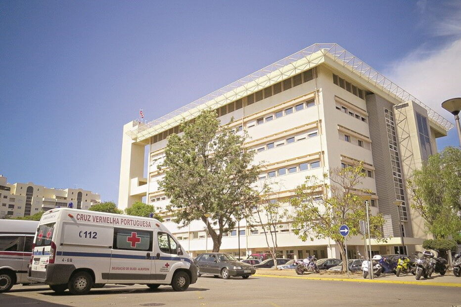 Urgência do Hospital, CHA, Faro, Centro Hospitalar do Algarve, diretor, Carlos Santos, Ortopedia, Infecciologia, Cirurgia Geral, Ginecologia/Obstetrícia, Oftalmologia, Otorrinolaringologia, Neurocirurgia, Cristóvão Norte, deputado do PSD, saúde, política, questões sociais, hospitais