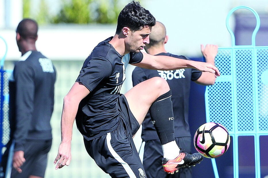 Defesa Marcano admitiu que no clube tem de se falar menos e trabalhar mais  