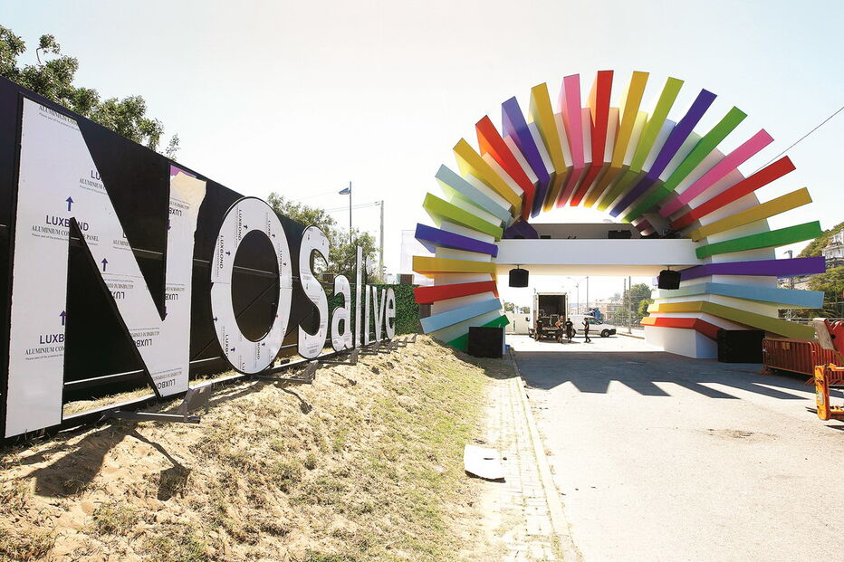 Pórtico de entrada recebe os festivaleiros durante os três dias com atuações de novos projetos do pop-rock português