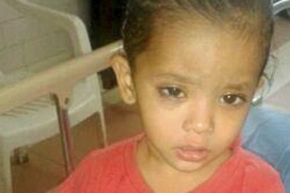 Ahana Afzal, de três anos.