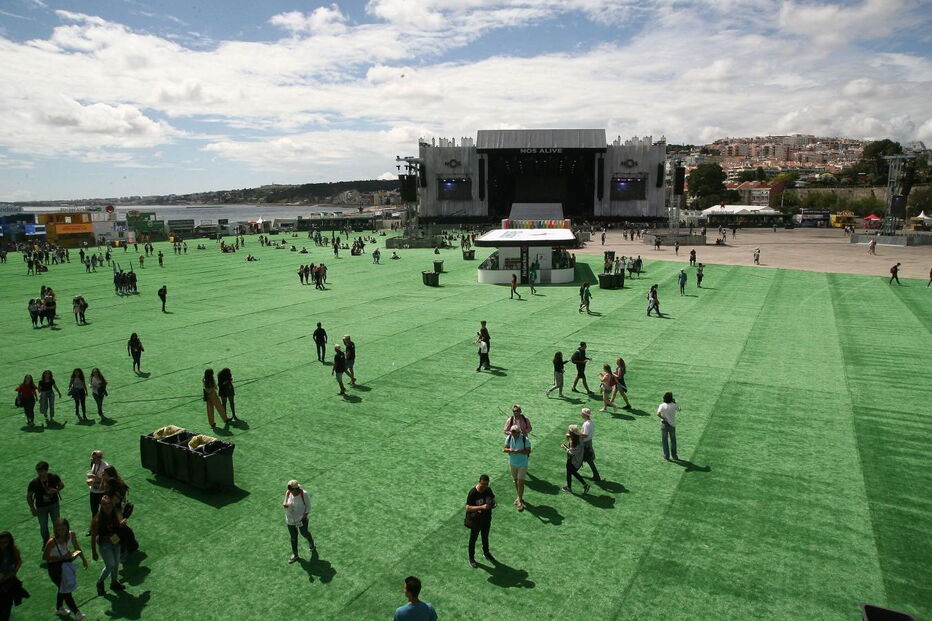 Imagens do recinto do Alive no primeiro dia do festival
