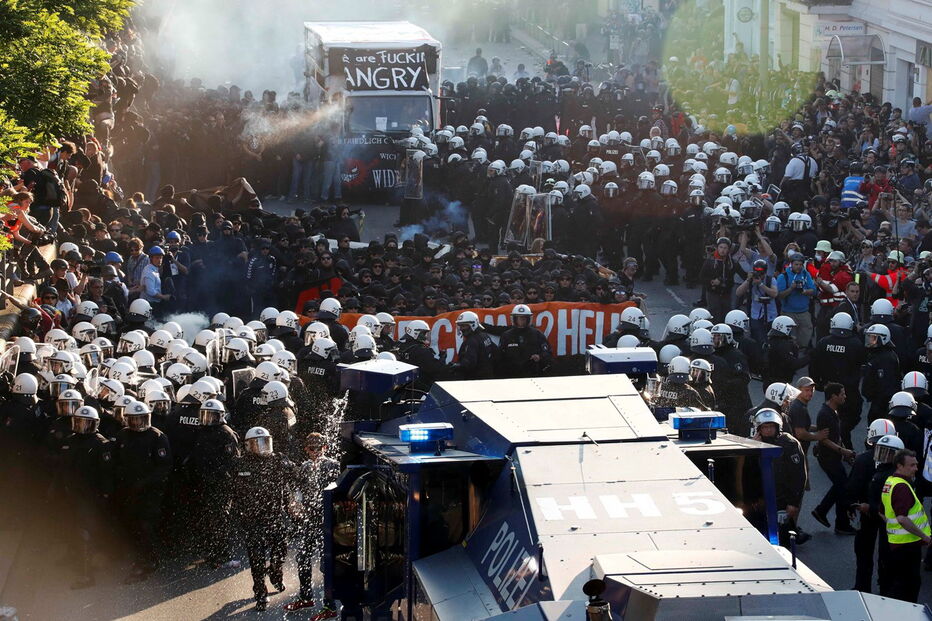 Imagens dos protestos anti-G20 esta quinta-feira em Hamburgo, Alemanha