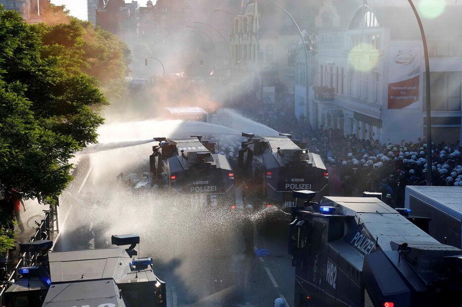 Imagens dos protestos anti-G20 esta quinta-feira em Hamburgo, Alemanha