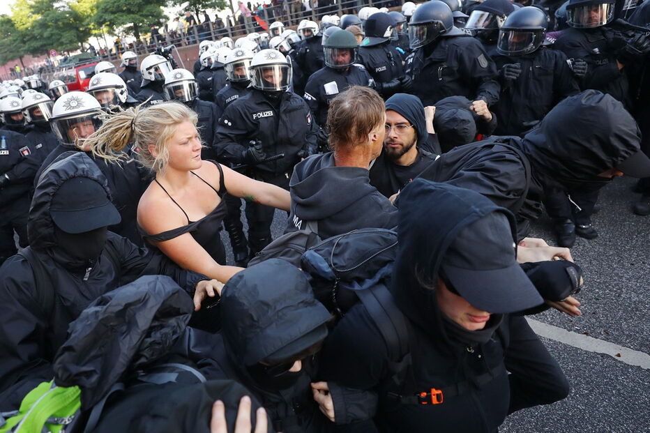 Imagens dos protestos anti-G20 esta quinta-feira em Hamburgo, Alemanha