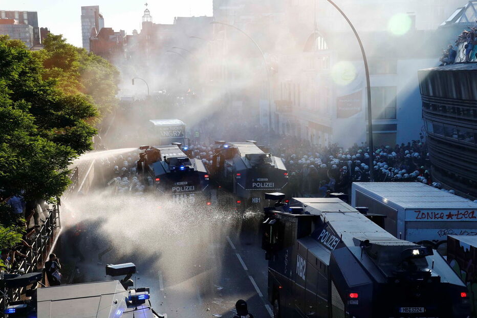 Imagens dos protestos anti-G20 esta quinta-feira em Hamburgo, Alemanha