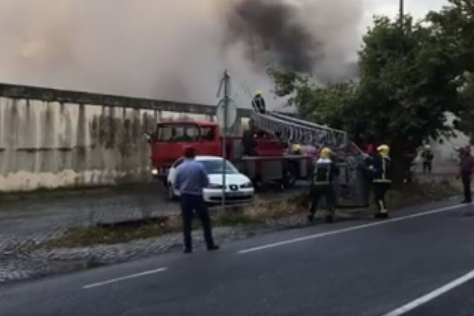 Fogo combatido em Moreira de Cónegos por bombeiros de várias corporações