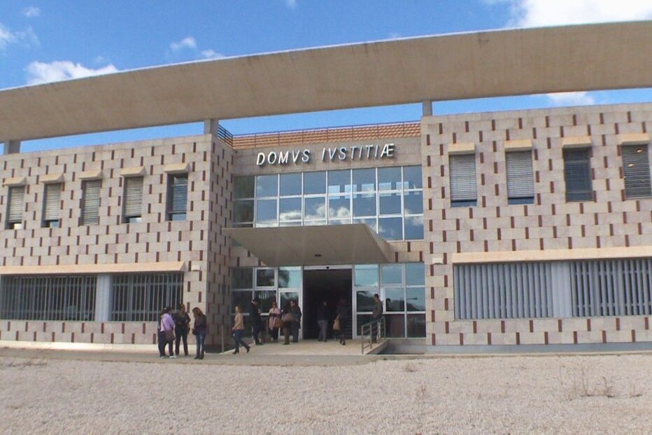 SEF, Serviço de Estrangeiros e Fronteiras, Hindustão, Ásia, Nepal, Índia, Butão, Tribunal de Silves, Armação de Pêra, GNR, questões sociais, crime, lei e justiça, imigrantes ilegais