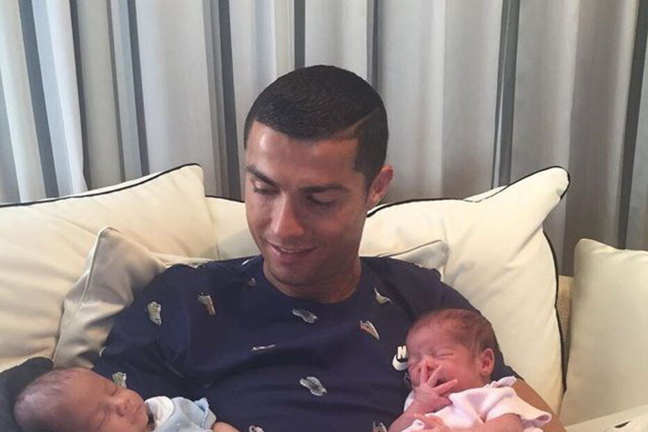Cristiano Ronaldo com os gémeos Eva e Mateo