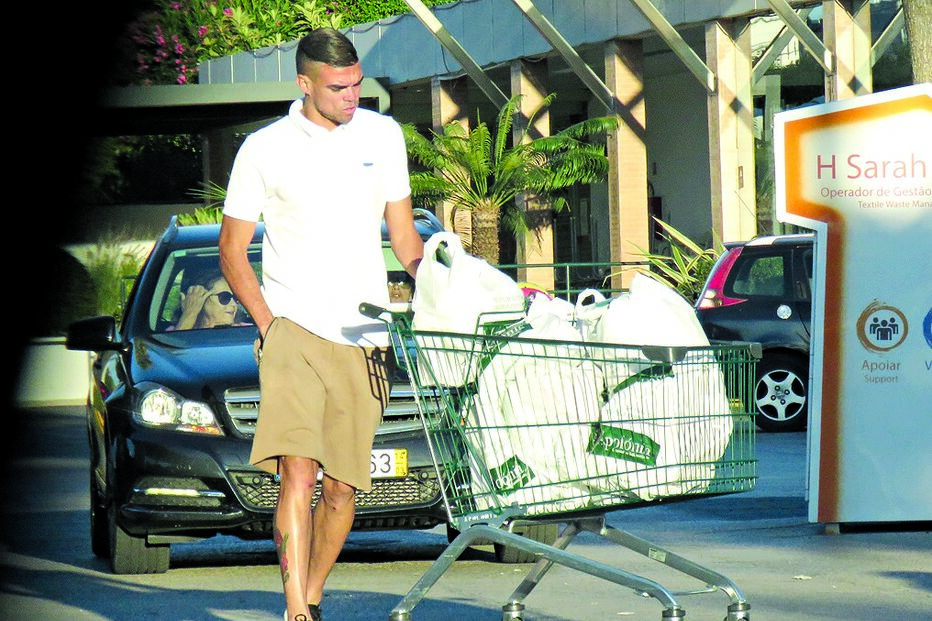 Pepe, compras, craque, jogador, futebol, desporto, Benfica, férias, Algarve