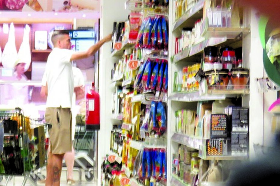 Pepe, compras, craque, jogador, futebol, desporto, Benfica, férias, Algarve