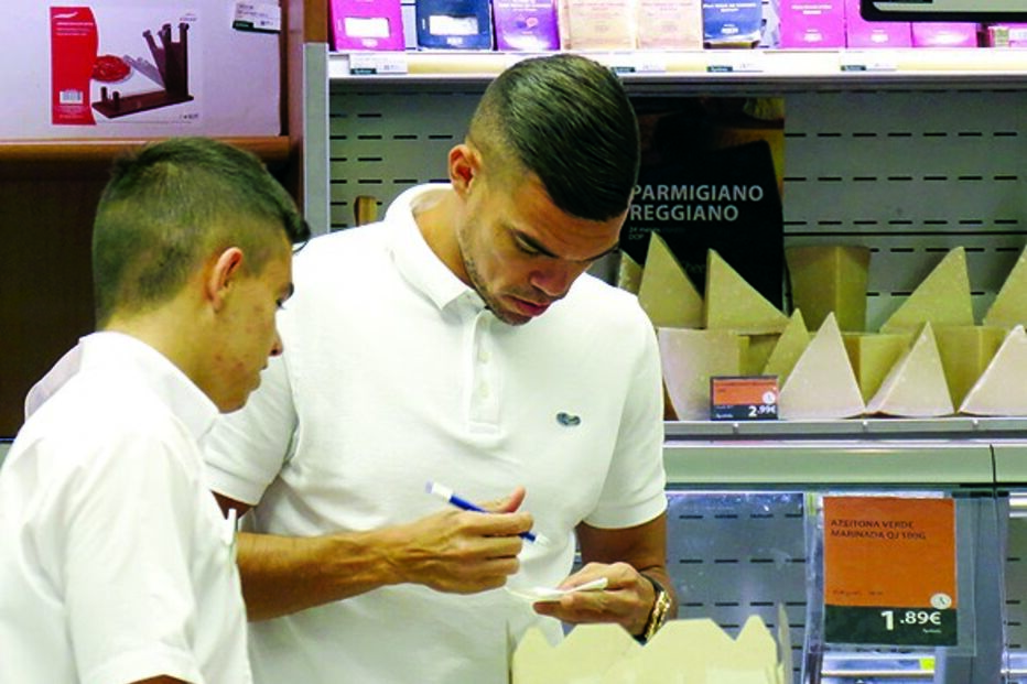 Pepe, compras, craque, jogador, futebol, desporto, Benfica, férias, Algarve