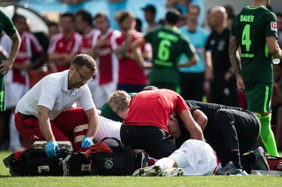 Jogador do Ajax cai inanimado no relvado durante jogo
