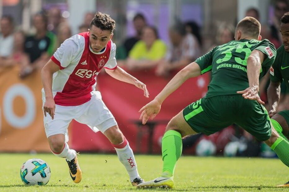 Jogador do Ajax cai inanimado no relvado durante jogo