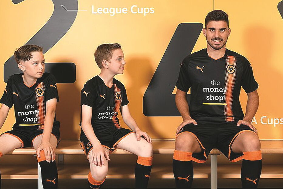 Imagem publicada no Twitter do Wolverhampton com Rúben Neves já com a camisola do clube      