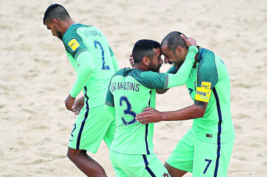 Leo Martins e Madjer celebram um dos golos de Portugal no jogo de ontem 