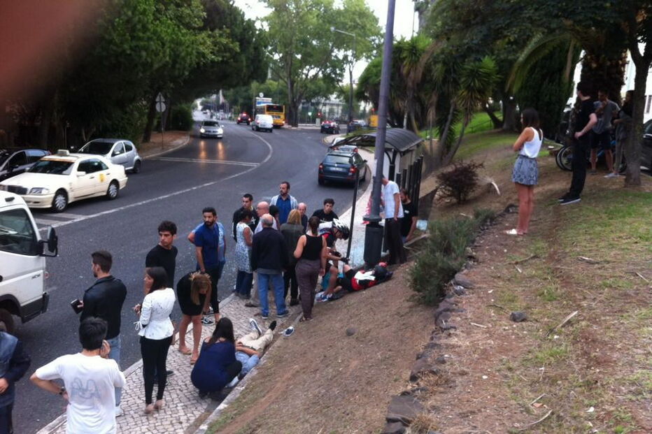PSP, rua Prof. Vieira de Almeida, Telheiras, acidentes e desastres, crianças, adulto