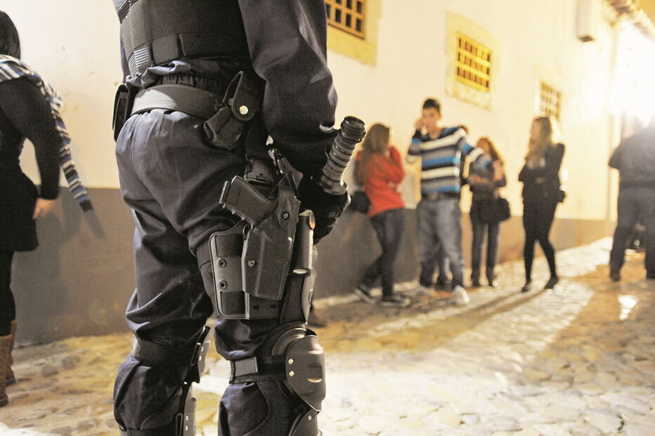 Agentes do Corpo de Intervenção da PSP tiveram de intervir na sequência do confronto entre os dois grupos 