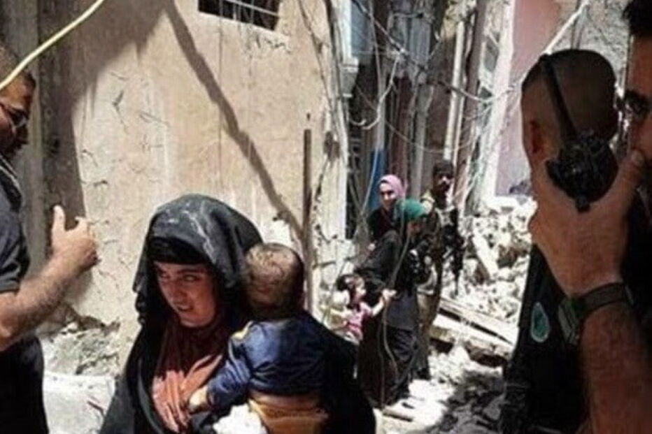 Mulher é fotografada a segurar o filho momentos antes de se fazer explodir 