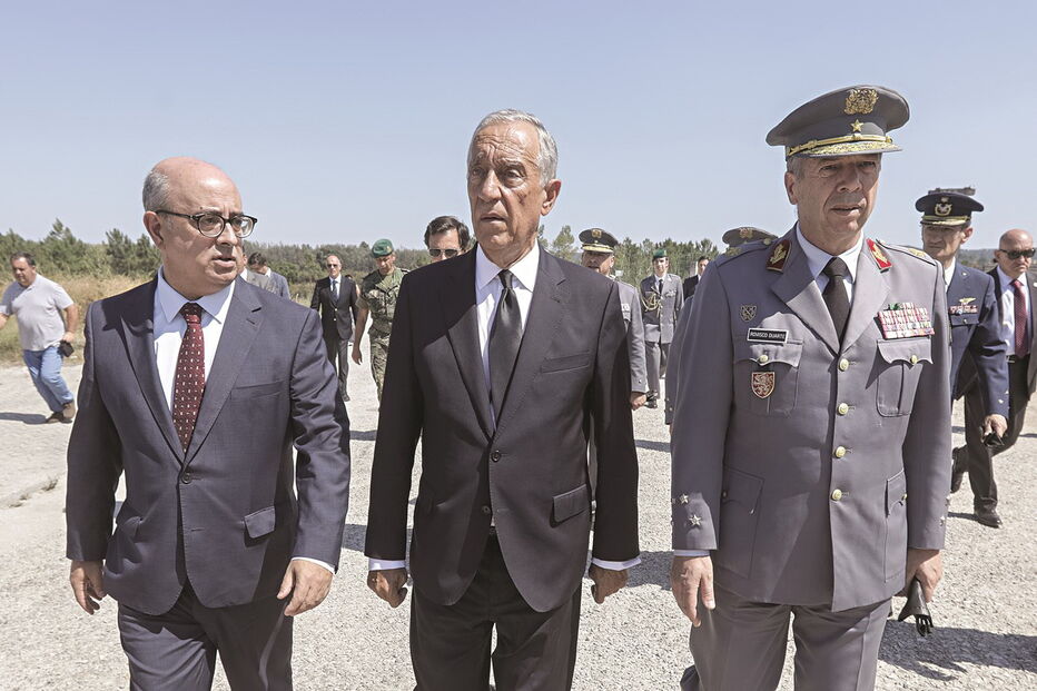 O ministro Azeredo Lopes, o presidente Marcelo Rebelo de Sousa e o chefe do Estado-Maior do Exército Rovisco Duarte na visita aos paióis de Tancos  