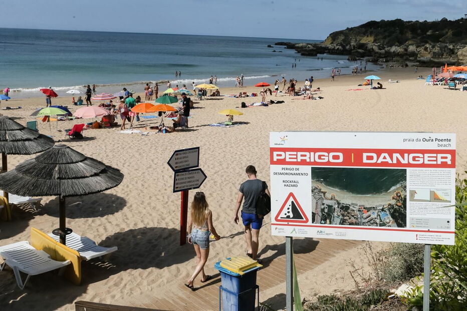 Câmara de Albufeira alerta banhistas para perigo das arribas