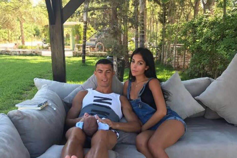 Ronaldo e Georgina com um dos gémeos, Mateo