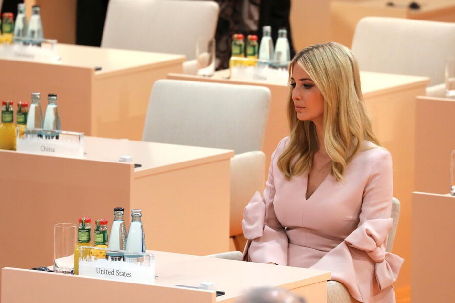Ivanka sentada no lugar do presidente americano