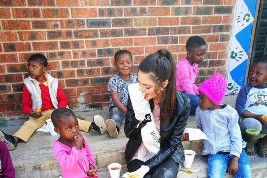 Demi-Leigh Nel-Peters, miss, sul-africana, África do Sul, racismo, luvas, orfãos, comida, orfanato