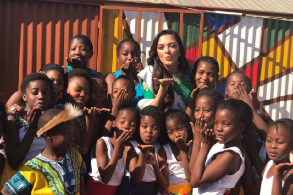 Demi-Leigh Nel-Peters, miss, sul-africana, África do Sul, racismo, luvas, orfãos, comida, orfanato