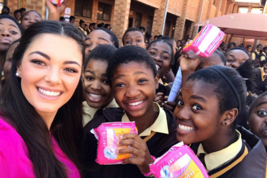 Demi-Leigh Nel-Peters, miss, sul-africana, África do Sul, racismo, luvas, orfãos, comida, orfanato