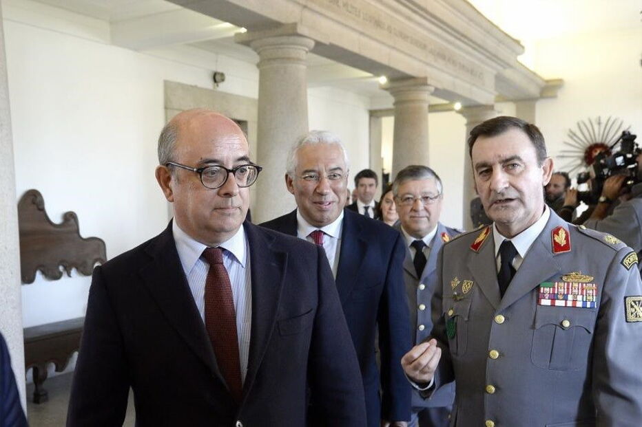 O general José Caçada com o ministro da Defesa e o Primeiro-Ministro