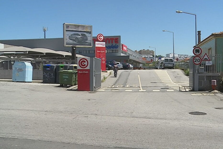  Supermercado de Gaia onde a mulher foi baleada