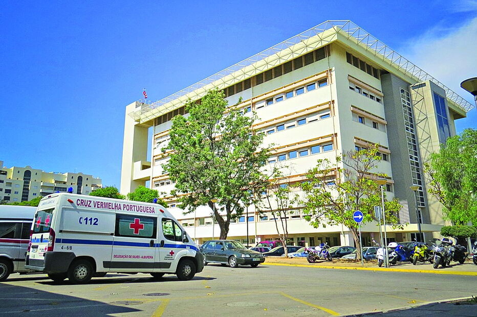 Centro hospitalar está a tentar contratar profissionais de saúde para mais de 150 postos de trabalhos