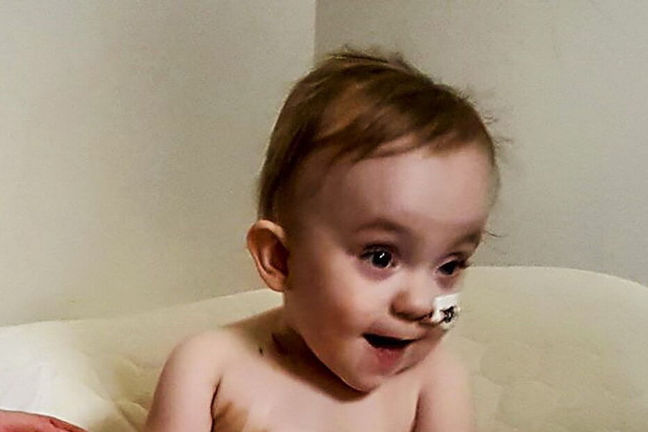 Mãe fotografia a beijar filho