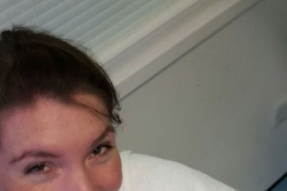 Mãe fotografia a beijar filho