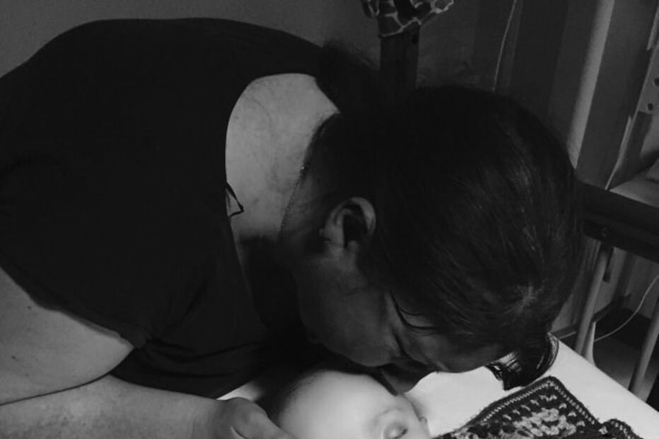 Mãe fotografia a beijar filho